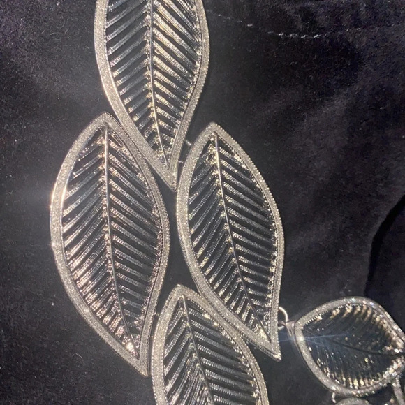 Vintage silver metal sparkles bold leafs statement necklace - Picture 10 of 11